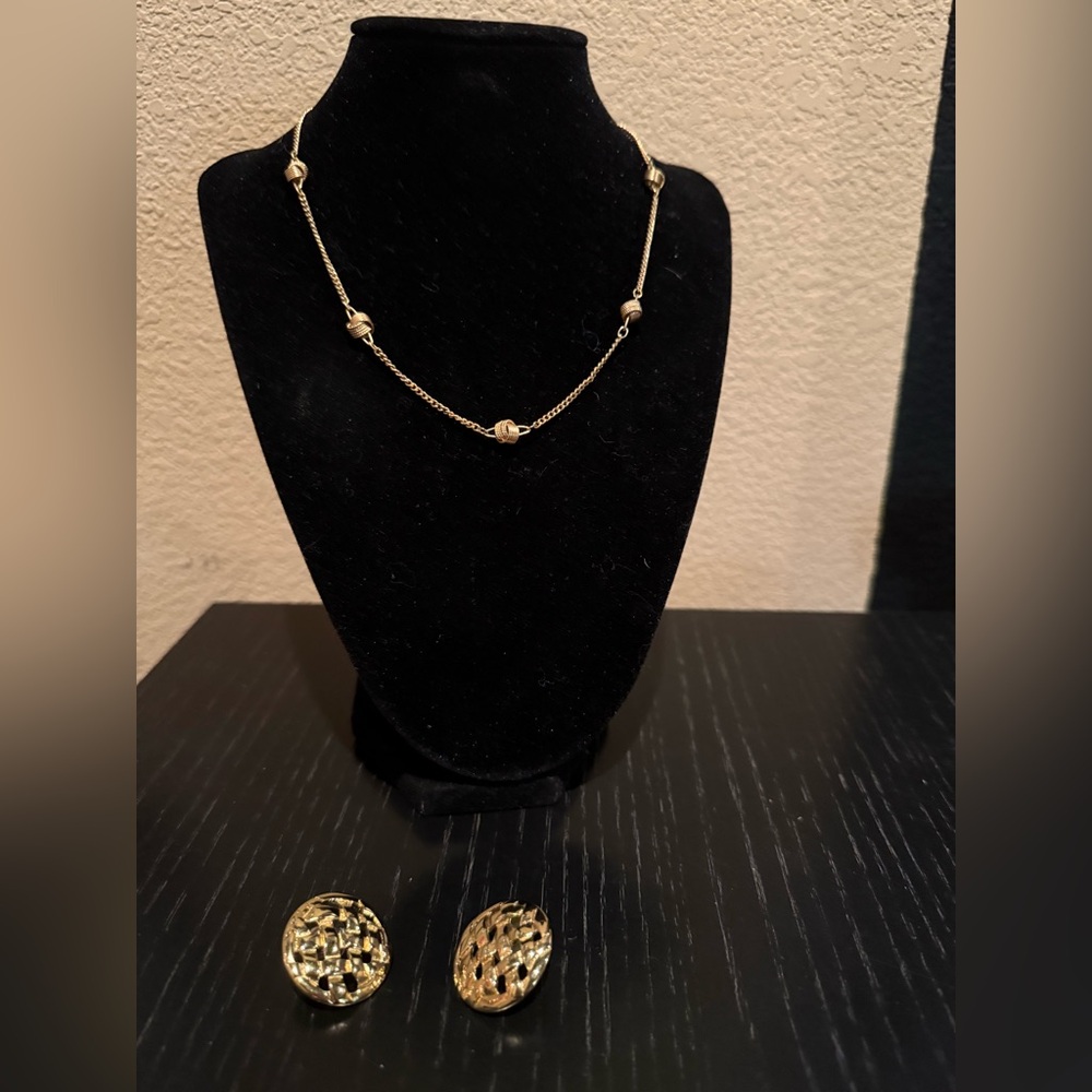 Elegant Gold Necklace and Earring Set